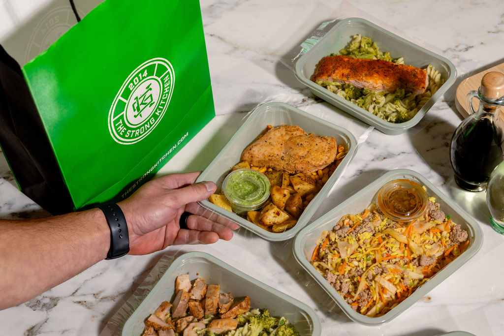 A week of Strong Kitchen meals with the green delivery bag